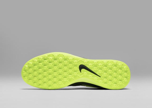 ナイキ、ブラックアッパー採用の「ダーク ライトニング パック」発売