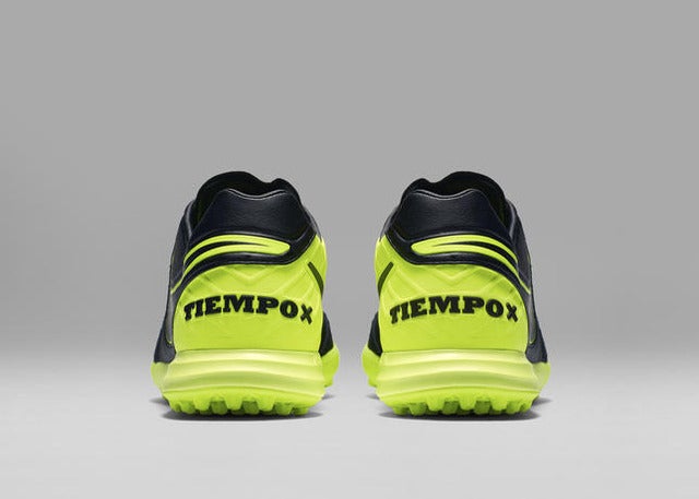 ナイキ、ブラックアッパー採用の「ダーク ライトニング パック」発売