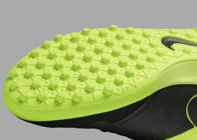 ナイキ、ブラックアッパー採用の「ダーク ライトニング パック」発売