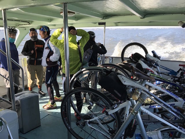 船内デッキはこんな感じ。仮設バイクラックのバーがちょっと高めで宙に浮いてしまうときは、ブレーキレバー部を引っかけると後輪が接地するので安定する。ハンドルバーが低いときは一度前輪を外す必要があるのだが撮影:山口和幸