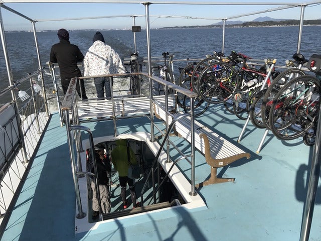 11月末ながら気持ちよく晴れ渡ったのでクルーズ船のデッキは最高の気分撮影:山口和幸
