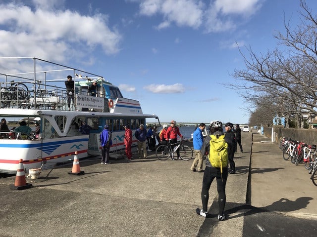 遊覧船にスポーツバイクを積んで対岸へ。交通量の少ない湖岸を愛車で思いっ切り走れる撮影:山口和幸