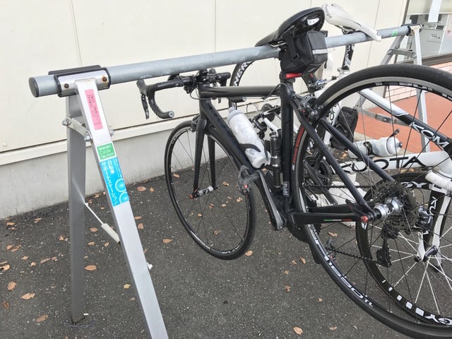 霞ヶ浦周辺には店頭にバイクラックが置かれ、空気入れやトイレを貸してくれるサイクルステーションが点在する撮影:山口和幸