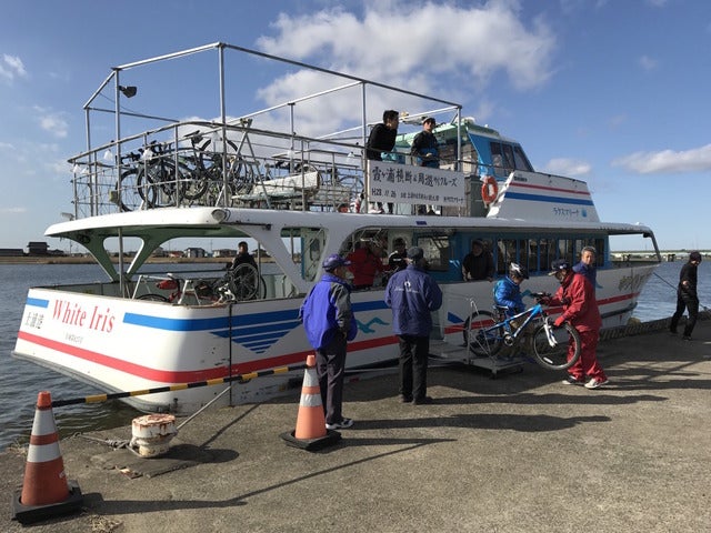 遊覧船にスポーツバイクを積んで対岸へ。交通量の少ない湖岸を愛車で思いっ切り走れる撮影:山口和幸