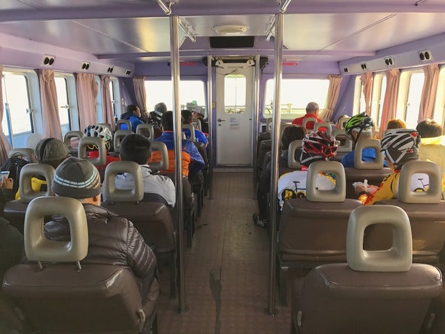 船内は快適。水上は冷えるのですがひざ掛け毛布を貸してくれる。みんな早く走りたいのか、ヘルメット装着のままだ撮影:山口和幸