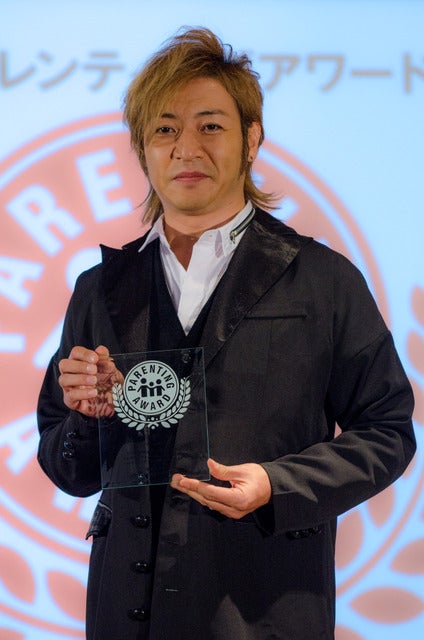 第9回ペアレンティングアワード授賞式、パパ部門を受賞したつるの剛士（2016年12月1日）撮影：五味渕秀行