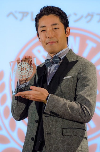 第9回ペアレンティングアワード授賞式、パパ部門を受賞したオリエンタルラジオの中田敦彦（2016年12月1日）撮影：五味渕秀行