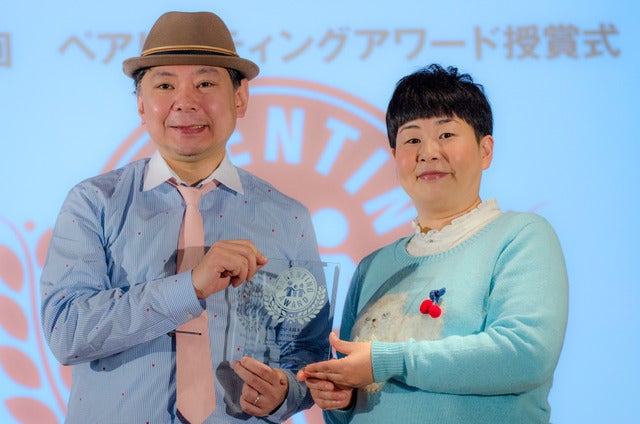 第9回ペアレンティングアワード授賞式、カップル部門を受賞した鈴木おさむ（左）と大島美幸（2016年12月1日）撮影：五味渕秀行