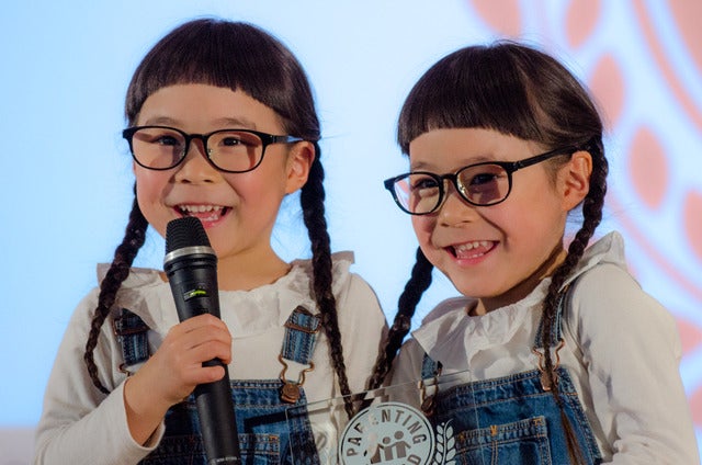 第9回ペアレンティングアワード授賞式、キッズ部門を受賞したりんあん（2016年12月1日）撮影：五味渕秀行