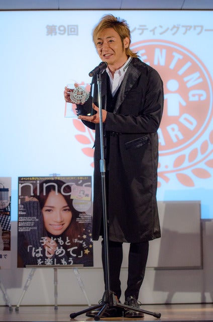 第9回ペアレンティングアワード授賞式、パパ部門を受賞したつるの剛士（2016年12月1日）撮影：五味渕秀行