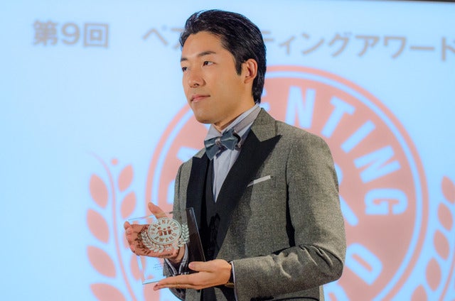 第9回ペアレンティングアワード授賞式、パパ部門を受賞したオリエンタルラジオの中田敦彦（2016年12月1日）撮影：五味渕秀行