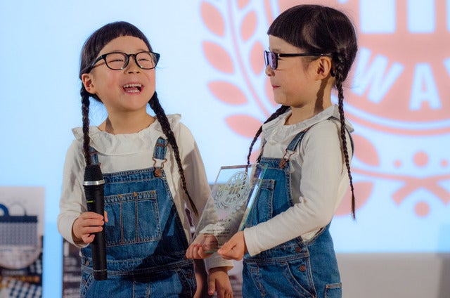 第9回ペアレンティングアワード授賞式、キッズ部門を受賞したりんあん（2016年12月1日）撮影：五味渕秀行