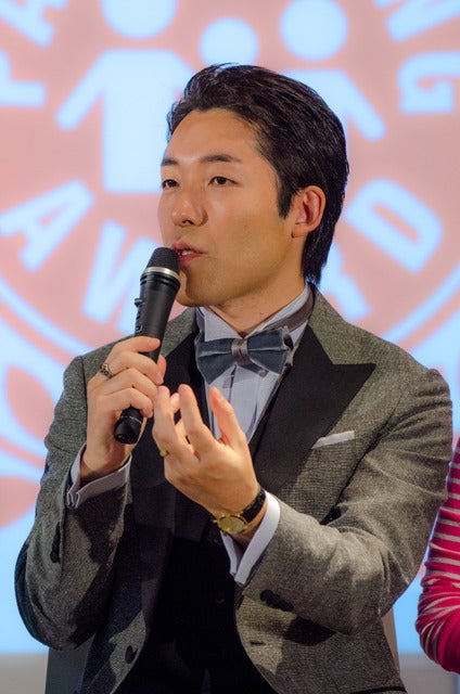 第9回ペアレンティングアワード授賞式、パパ部門を受賞したオリエンタルラジオの中田敦彦（2016年12月1日）撮影：五味渕秀行