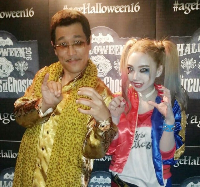 ハロウィンイベントのピコ太郎（左）とざわちんざわちんのブログより