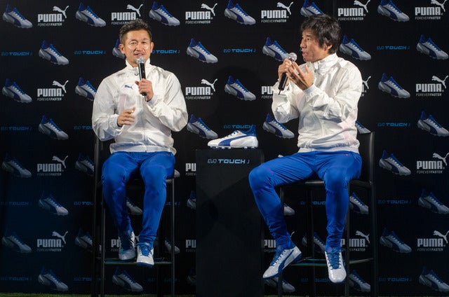 プーマの新スパイク『evo TOUCH J』発表会に登壇した三浦知良（左）と中山雅史（2016年12月1日）撮影：五味渕秀行
