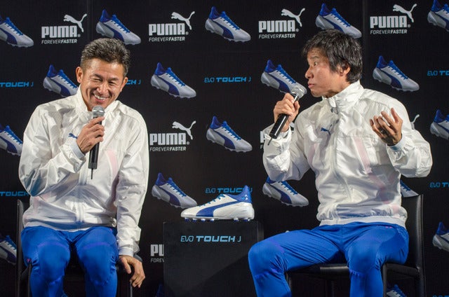 プーマの新スパイク『evo TOUCH J』発表会に登壇した三浦知良（左）と中山雅史（2016年12月1日）撮影：五味渕秀行