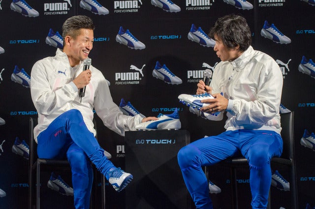 プーマの新スパイク『evo TOUCH J』発表会に登壇した三浦知良（左）と中山雅史（2016年12月1日）撮影：五味渕秀行