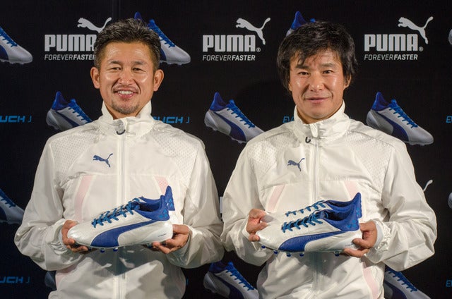 プーマの新スパイク『evo TOUCH J』発表会に登壇した三浦知良（左）と中山雅史（2016年12月1日）撮影：五味渕秀行