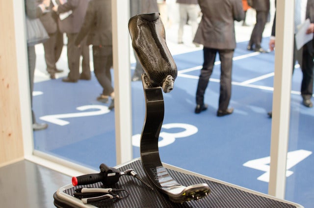 競技用義足(2016年12月9日)撮影:五味渕秀行