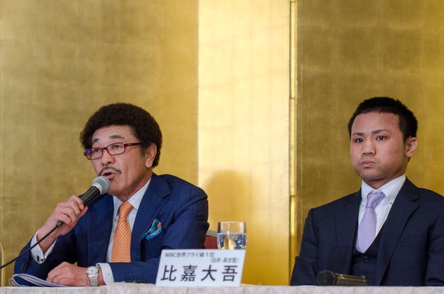 具志堅用高会長(左)と世界タイトルマッチに挑戦する比嘉大吾(2017年4月3日)撮影:五味渕秀行