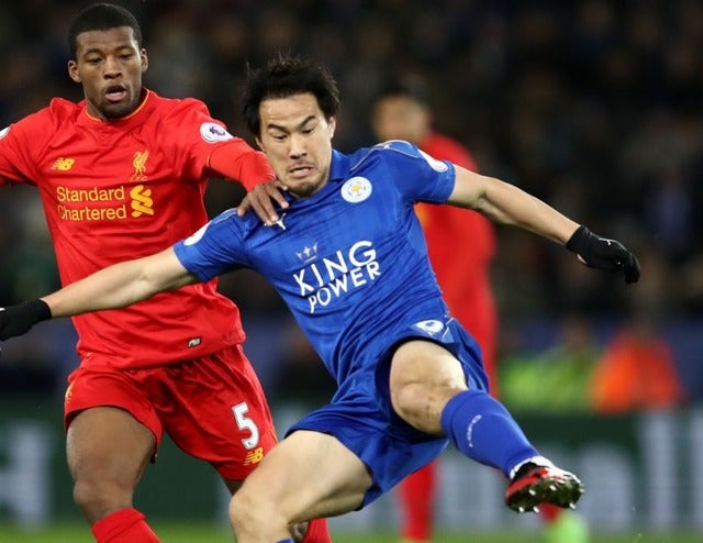 レスターがリバプールに勝利 暫定政権の初陣を飾る 競り合う岡崎慎司（2017年2月27日）(c) Getty Images