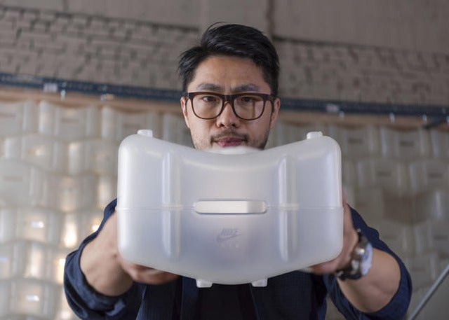 ナイキ、使用済み素材を原料にした「NIKELAB AIR MAX 1 ROYAL × ARTHUR HUANG」発売