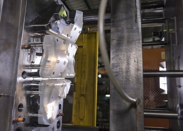 ナイキ、使用済み素材を原料にした「NIKELAB AIR MAX 1 ROYAL × ARTHUR HUANG」発売