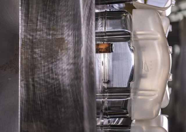 ナイキ、使用済み素材を原料にした「NIKELAB AIR MAX 1 ROYAL × ARTHUR HUANG」発売