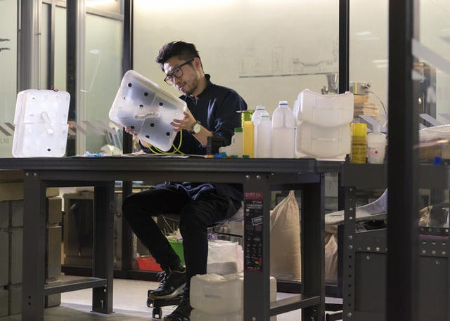 ナイキ、使用済み素材を原料にした「NIKELAB AIR MAX 1 ROYAL × ARTHUR HUANG」発売