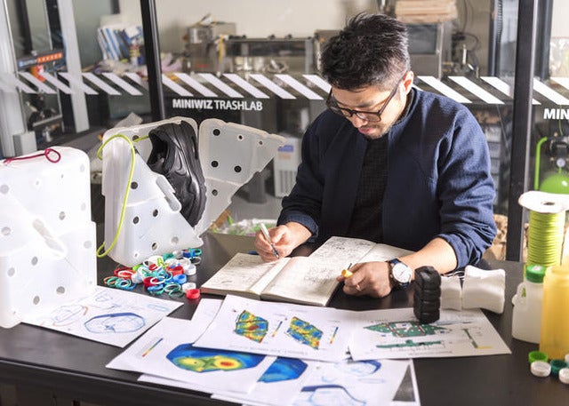 ナイキ、使用済み素材を原料にした「NIKELAB AIR MAX 1 ROYAL × ARTHUR HUANG」発売