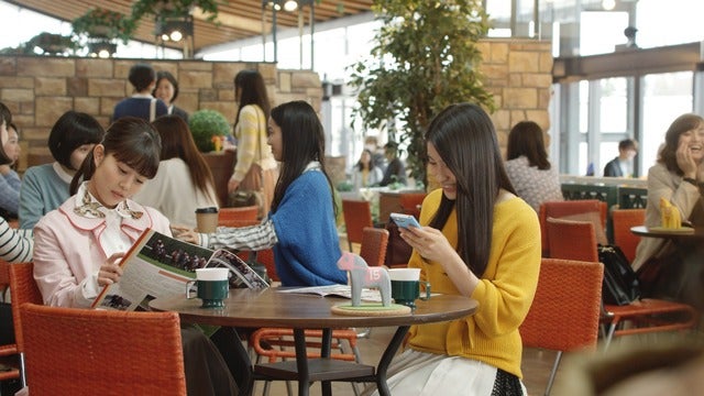 高畑充希&土屋太鳳、イケメンジョッキー探しで大盛り上がり!UMAJOムービー公開