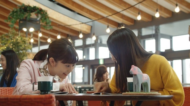 高畑充希&土屋太鳳、イケメンジョッキー探しで大盛り上がり!UMAJOムービー公開