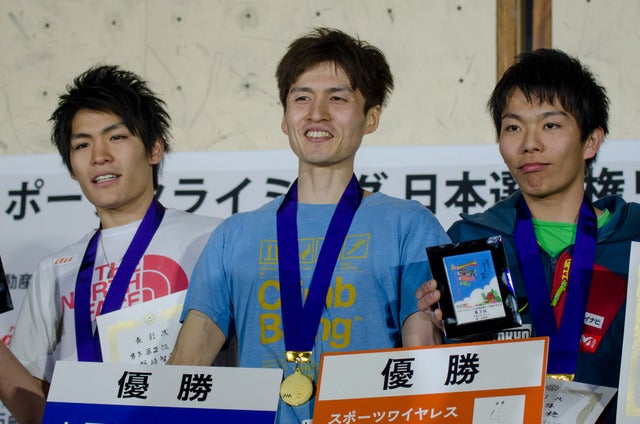 スポーツクライミング日本選手権リード競技大会2017、男子優勝の中野稔（中央）、2位の楢崎智亜（左）、3位の波田悠貴（2017年3月5日）撮影：五味渕秀行