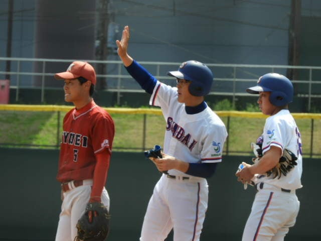 安打してベンチに合図を送る駿河台大・佐藤樹冴君（２年・志學館）撮影：手束仁