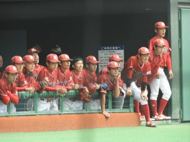 共栄大のナイン撮影：手束仁