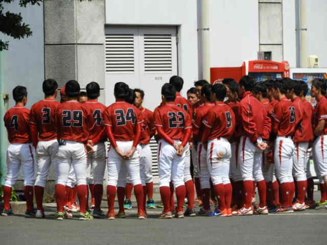 共栄大の試合後ミーティング撮影：手束仁