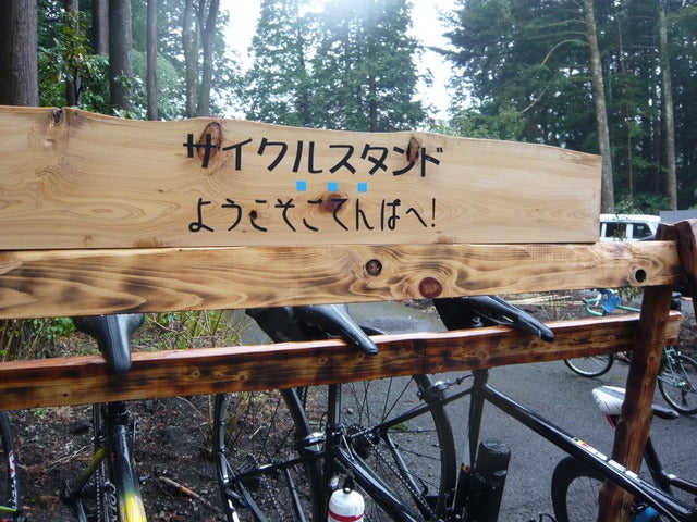 サイクリストを歓迎するような手製スポーツバイクラック