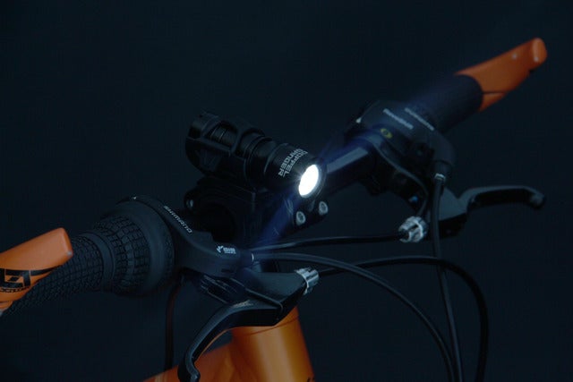 IPX7の防水性能を持つ自転車用LEDライト「ハイパワーLEDライト210」発売