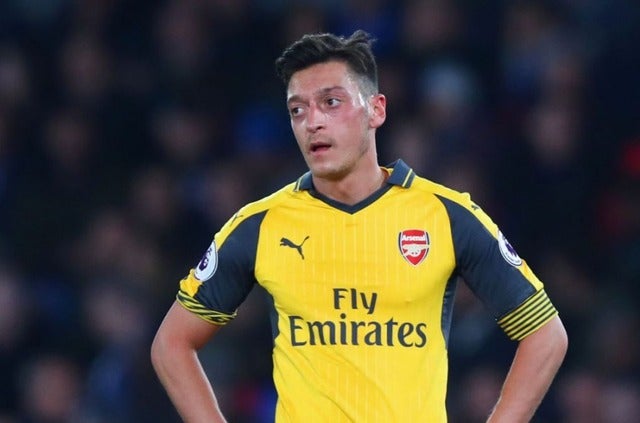 CL出場権が遠のき呆然とするアーセナルのメスト・エジル（2017年4月10日）(c) Getty Images