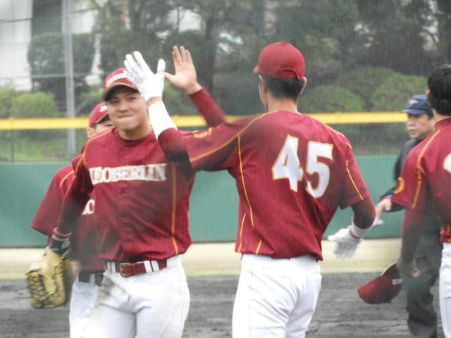 勝利ハイタッチの桜美林選手たち撮影：手束仁