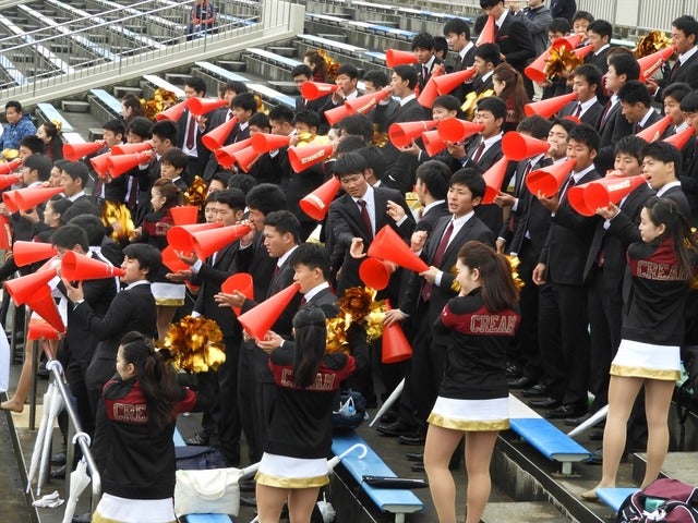 盛り上がる桜美林大応援席撮影：手束仁