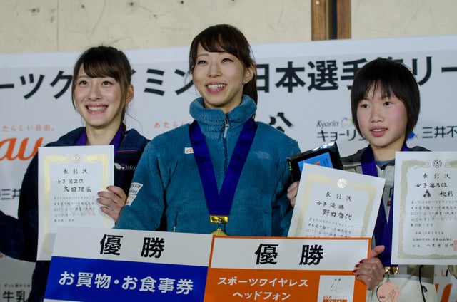 スポーツクライミング日本選手権リード競技大会2017、女子優勝の野口啓代（中央）、2位の大田理裟（左）、3位の森秋彩（2017年3月5日）撮影：五味渕秀行