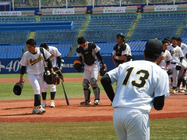 シートノックを終えて相手校ベンチに挨拶をする専修大撮影：手束仁