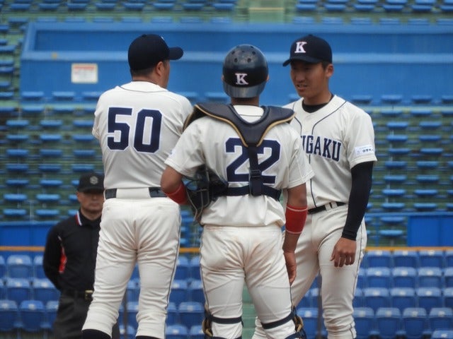 バッテリーに指示を与える國學院大・鳥山監督撮影：手束仁