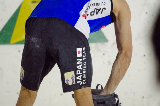 ボルダリングワールドカップ八王子大会に出場する日本代表選手のパンツにKEEP OWN SPONSORES for PRO activity』のシール（2017年5月6日）撮影：五味渕秀行