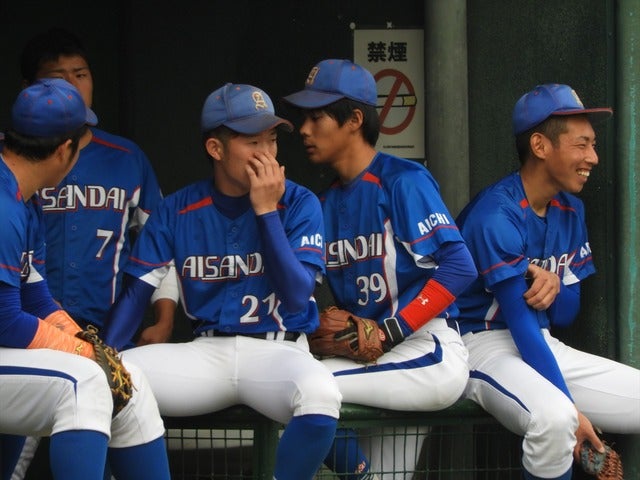 試合前にリラックスする愛産大選手たち撮影：手束仁