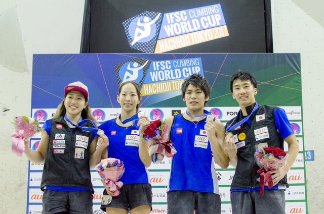 ボルダリングW杯八王子大会で日本代表4名が表彰台へ。左から女子3位の野中生萌、女子2位の野口啓代、男子2位の楢崎智亜、男子3位の渡部桂太（2017年5月7日）撮影：五味渕秀行