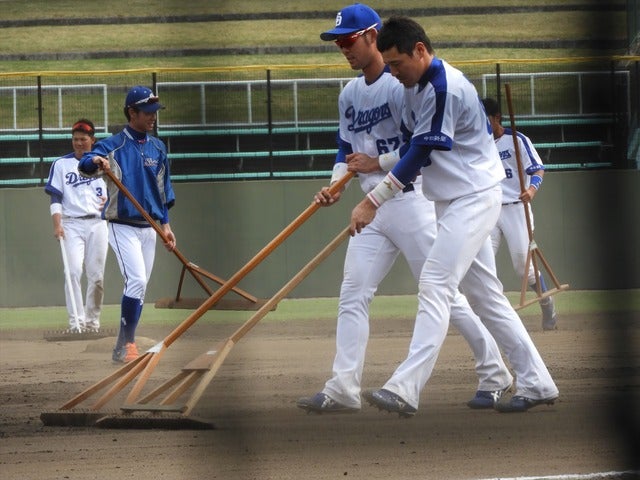 プロの中日選手も自らグラウンド整備をするベーブルース杯撮影：手束仁