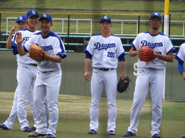 ベンチ前の中日投手陣撮影：手束仁