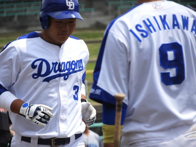 本塁打を放って生還する高橋周平撮影：手束仁